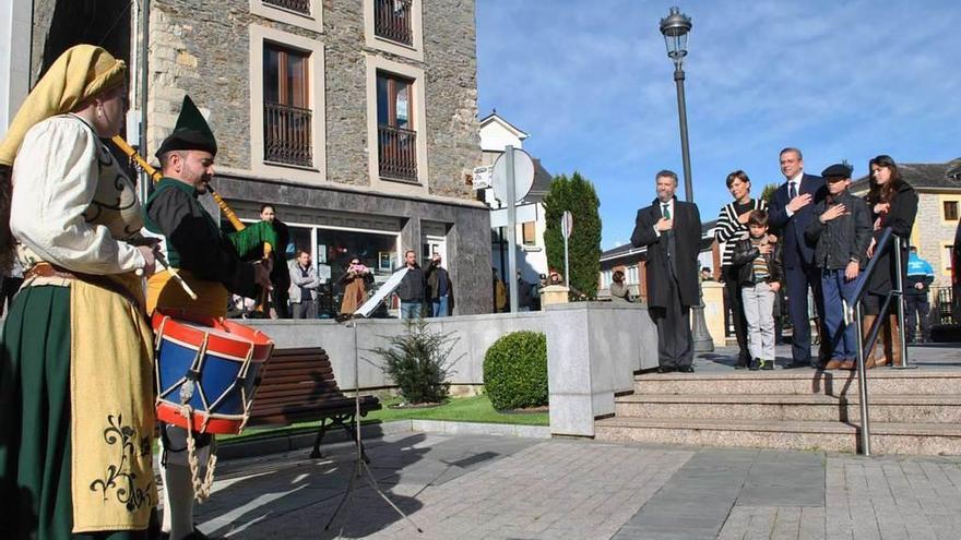 Los gaiteros de &quot;La Reina del Truébano&quot; interpretan el himno de Puerto Rico a la llegada del gobernador a la villa