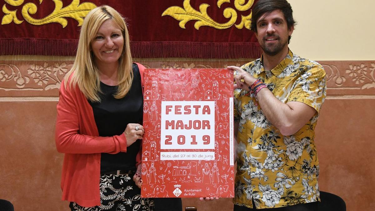 Ana María Martínez y Moisés Rodríguez con el cartel de la Fiesta Mayor de Rubí 2019.