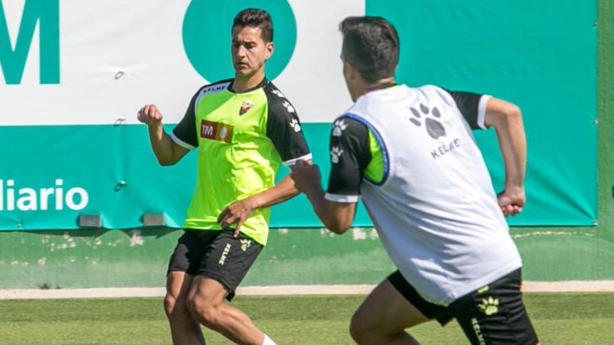 Antonio Caballero, durante el entrenamiento en el campo anexo al Martínez Valero