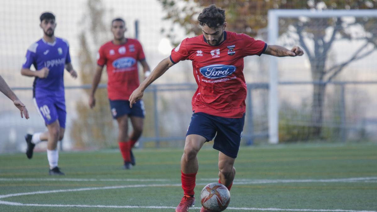 Luismi, autor del segundo gol del Diocesano, con el balón.