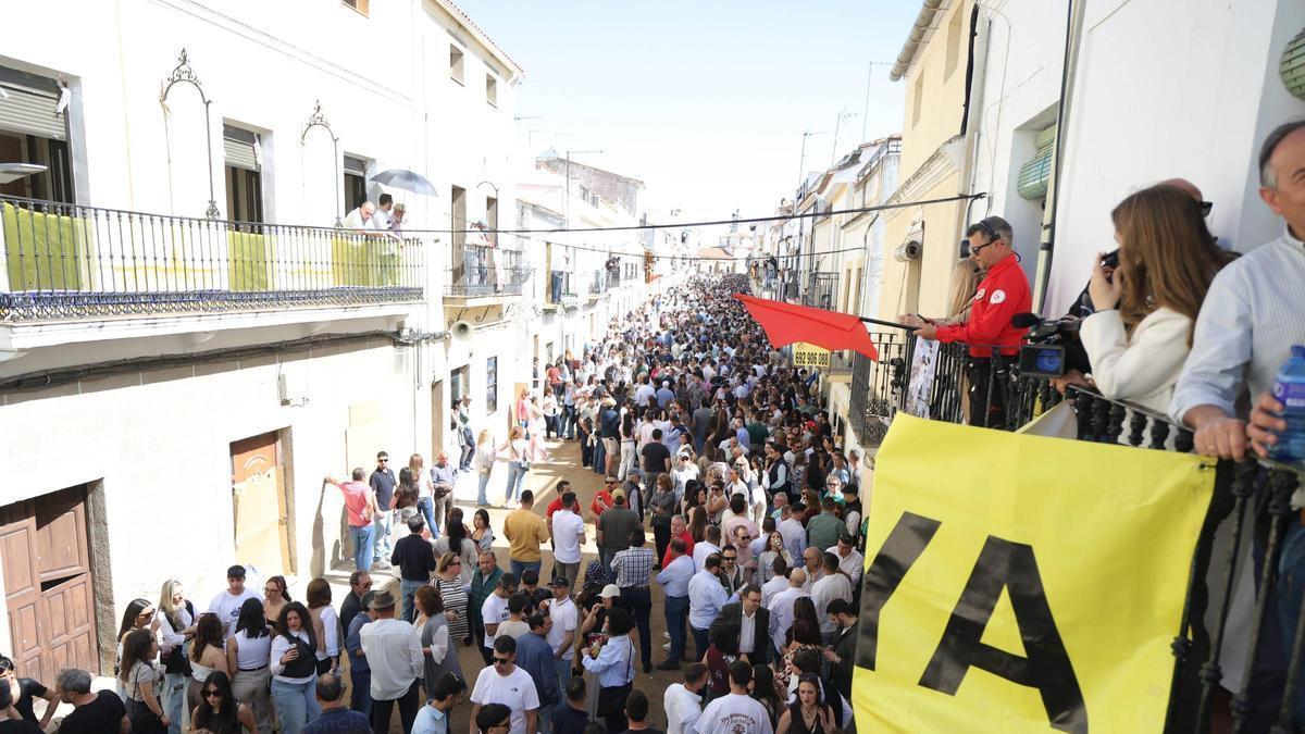 Video | Momentos de tensión en Arroyo de la Luz por la suspensión de las carreras de caballos