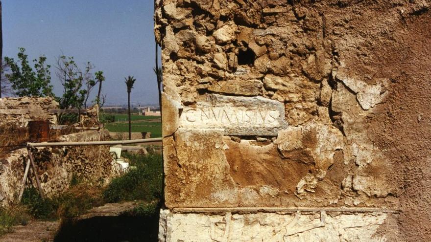 Recuperan una lápida romana sustraída del Monasterio de San Ginés de la Jara