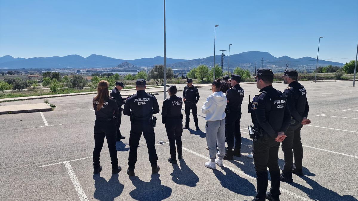 Agentes de la Policía Local de Onil con un dron