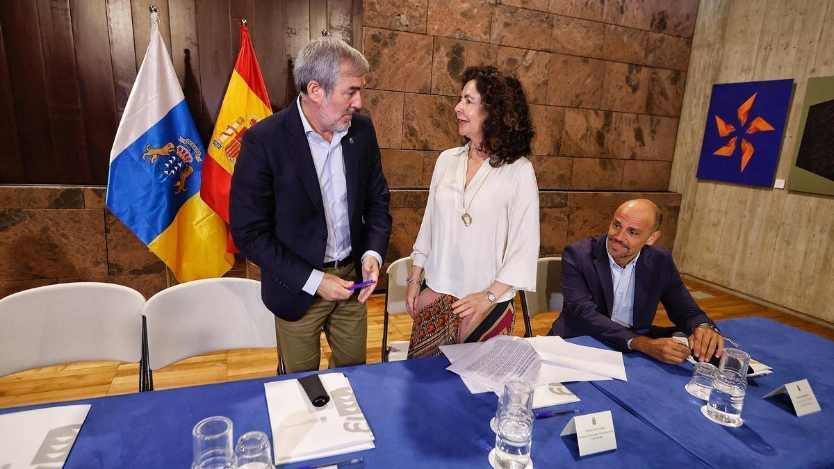 Foto de archivo del presidente Fernando Clavijo mientras conversa con la consejera Matilde Asián en presencia de Alfonso Cabello