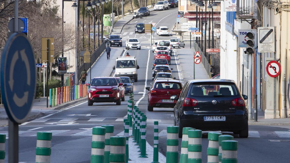 Coches circulando en la Avinguda Sant Francesc, con la rotonda de la gasolinera del Salvador al fondo.