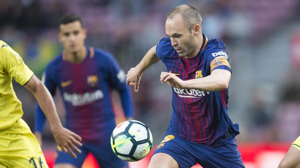 Andrés Iniesta avanza en el partido ante el Villarreal.