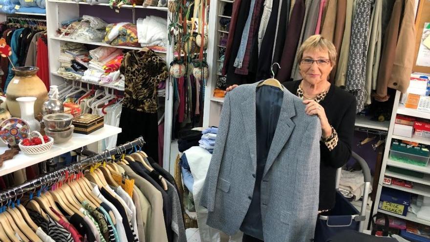 Im &quot;Charity Shop&quot; in Palmanova zahlen Kunden nicht, sie spenden