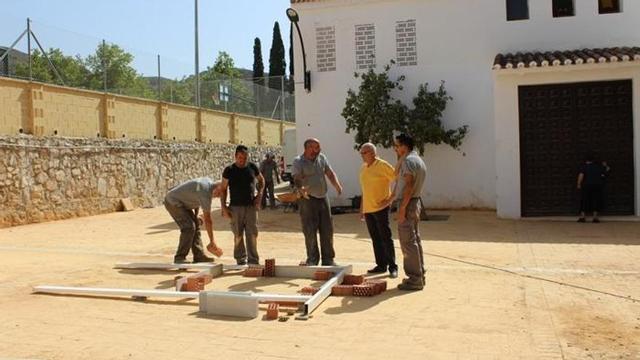Imagen del inicio de los trabajos en la plaza de la iglesia de Torrealquería., en Alhaurín de la Torre.