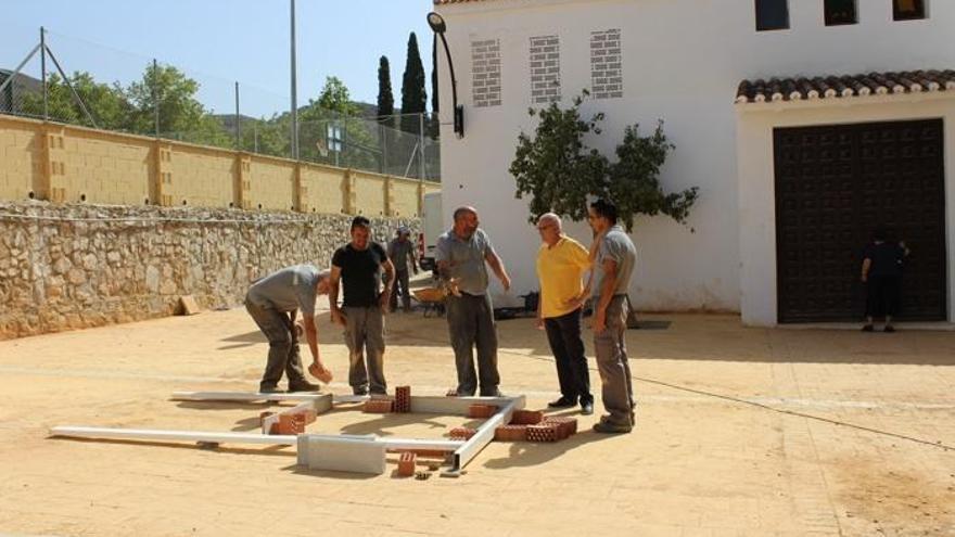 Imagen del inicio de los trabajos en la plaza de la iglesia de Torrealquería., en Alhaurín de la Torre.