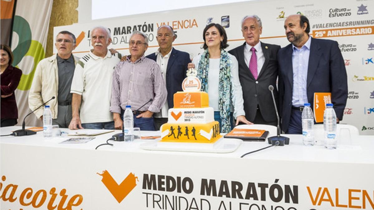 Foto de familia en la presentación del Medio Maratón Valencia Trinidad Alfonso