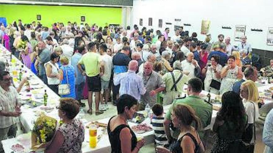 Merienda durante los premios Talanda en Venialbo. | J. V.