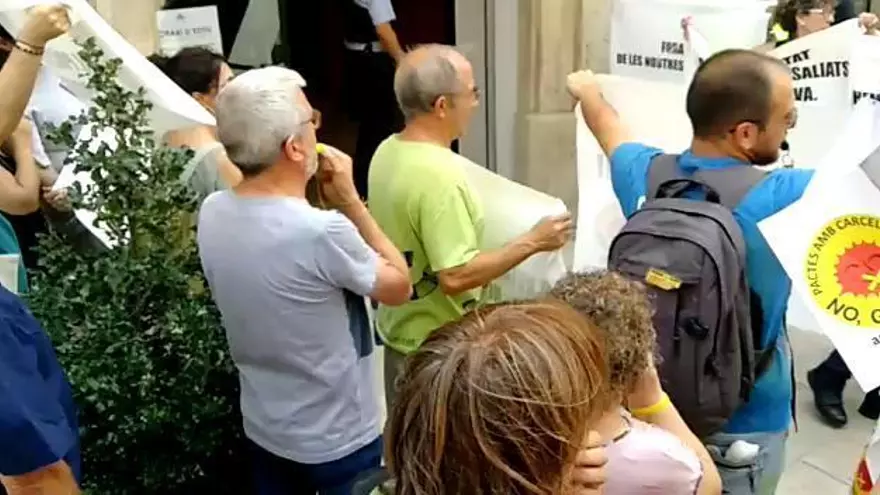 Sortida entre xiulets del nou president del Consell Comarcal de l'Anoia