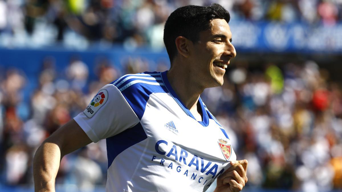 Fran Gámez se señala el escudo de la camiseta tras marcar su primer gol en el Zaragoza.