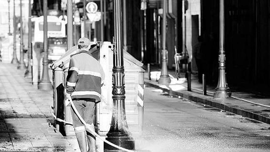 Un operario de EMULSA limpia la calle de San Bernardo a primera hora de la mañana de ayer.