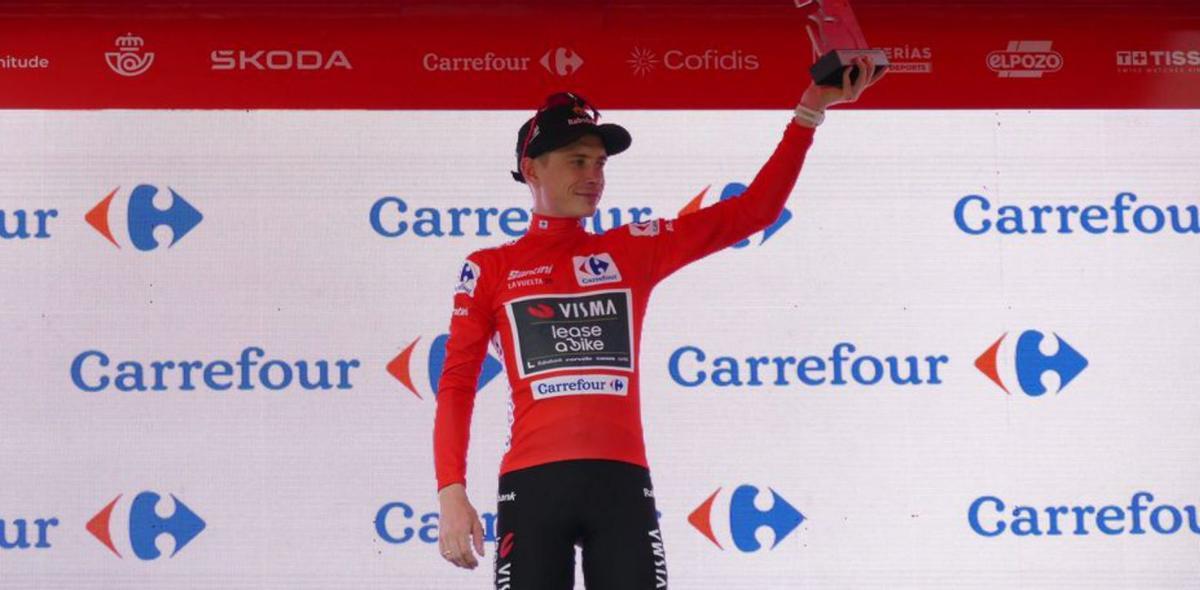 Jonas Vingegaard amb el mallot vermell de líder de la general. | JORDI CALLOL