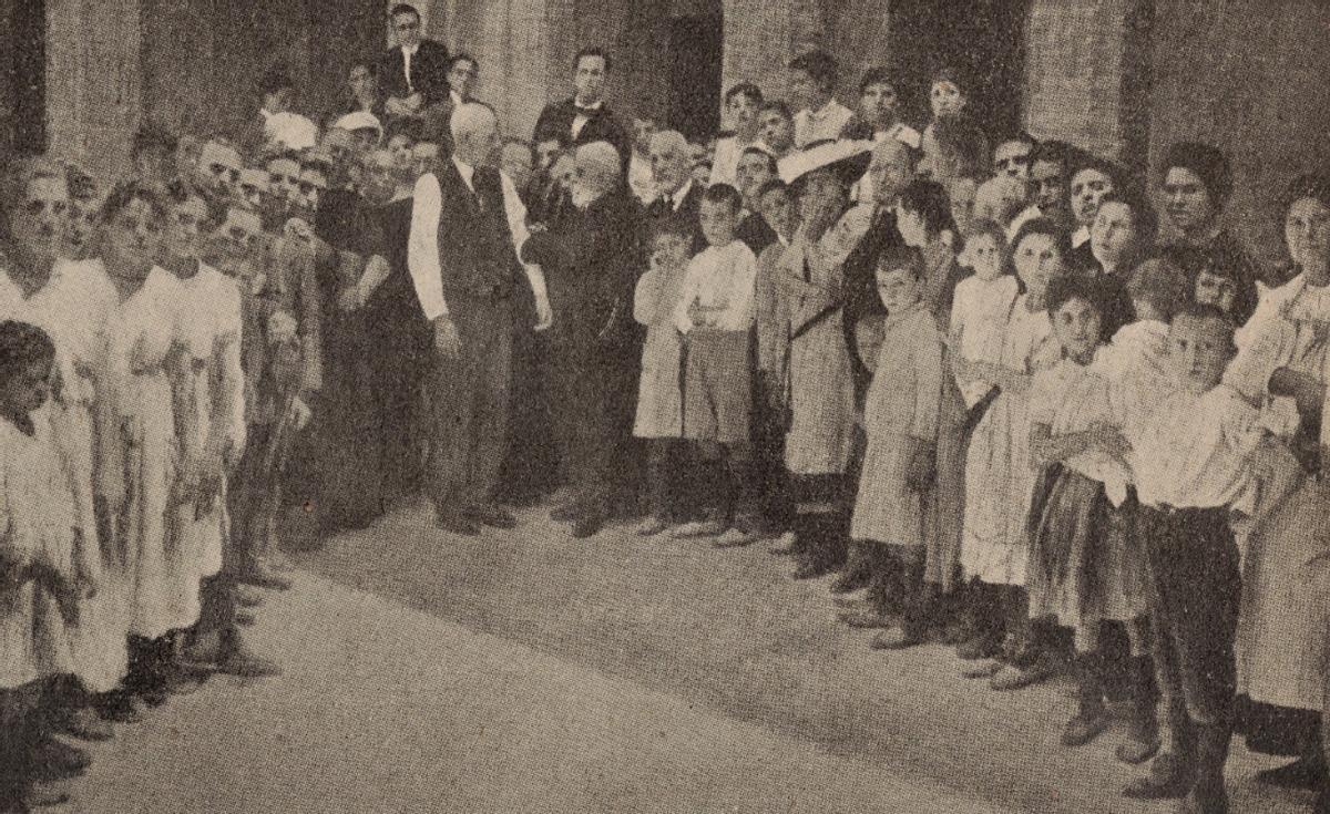Alzira 1885. Alzira fue cobaya del mítico doctor Ferrán. La ciudad entró en la historia de la medicina al prestarse 11.000 vecinos a inocularse contra el cólera. En abril de 1885, inyectó la vacuna en el patio porticado de las Escuelas Pías, un edificio transformado hoy en la Casa de la Cultura.