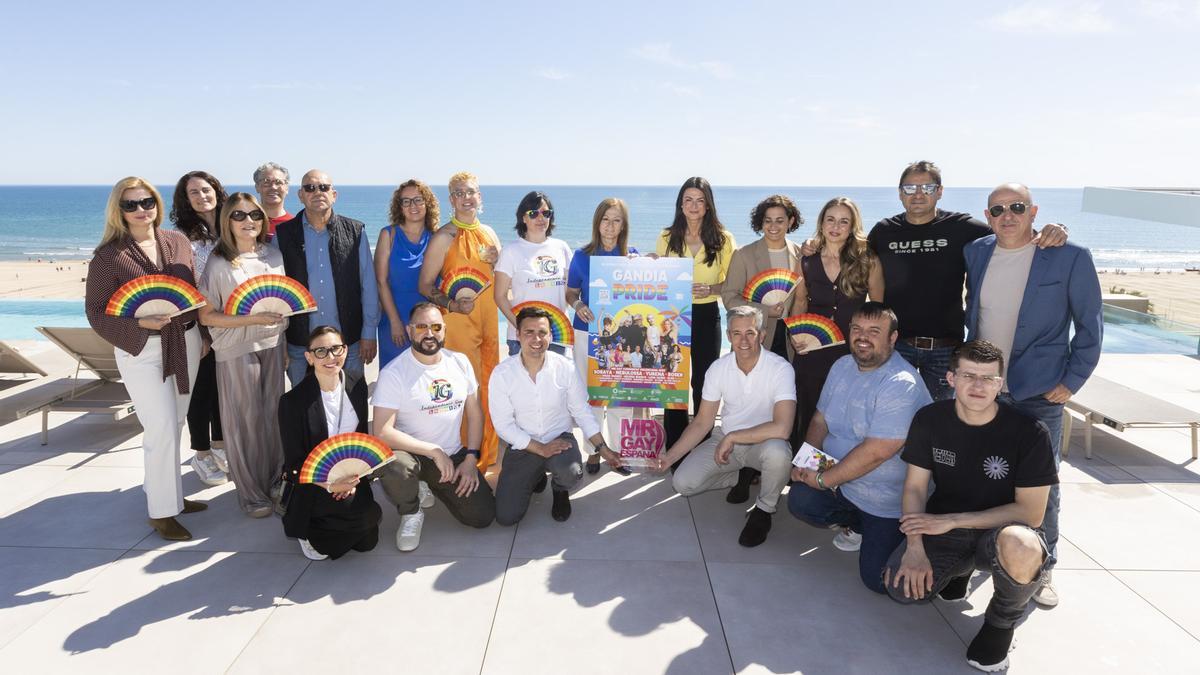 Organizadores y representantes del ayuntamiento, en la presentación de Mr Gay 2025