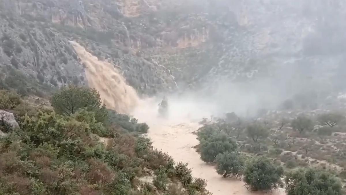 Espectacular reventón de agua en el Barranco del Saltador de Cehegín, en Murcia