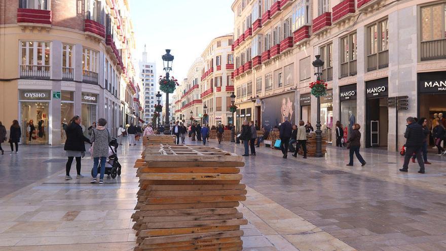 Sillas de la Agrupación de Cofradías en la calle Larios.