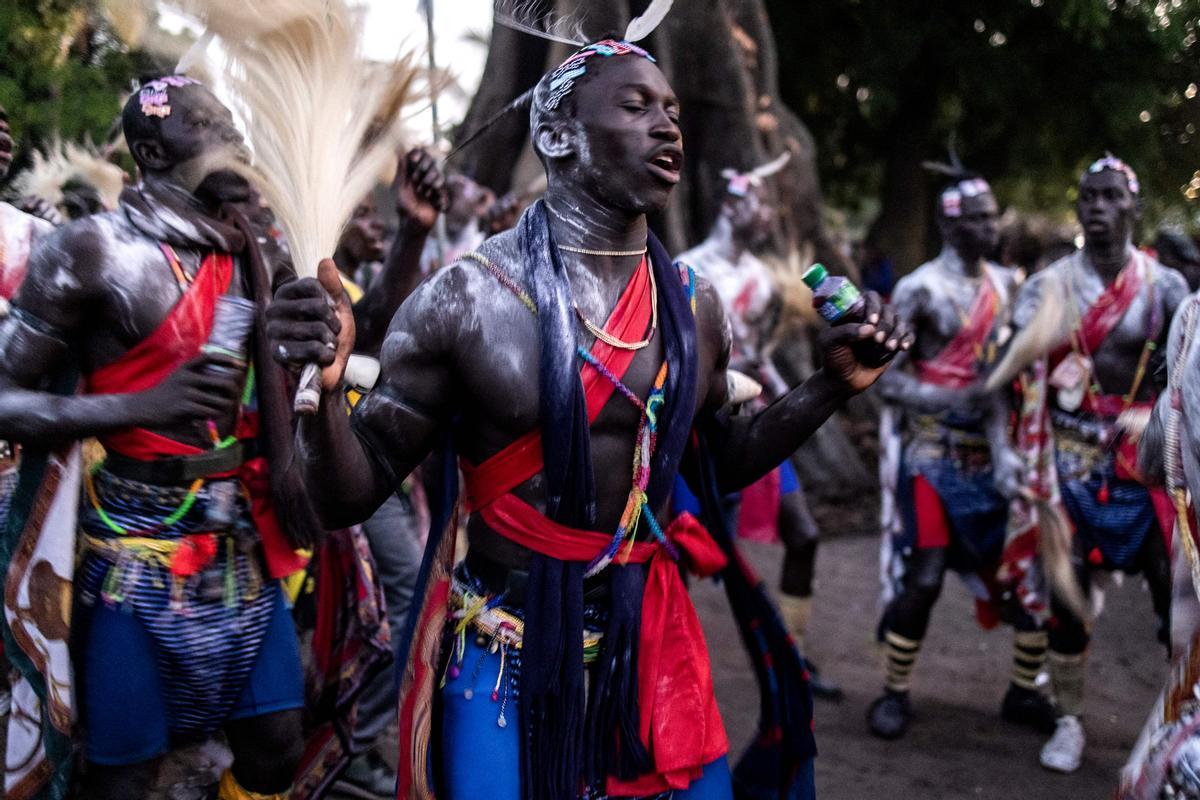 Jóvenes, vestidos con sus trajes tradicionales, asisten a una ceremonia que marca el final del proceso de iniciación anual para hombres jóvenes en Kabrousse, Senegal.