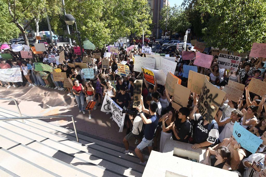 Todas las imágenes de la protesta por la Ebau y las cargas policiales junto a la Consejería de Educación