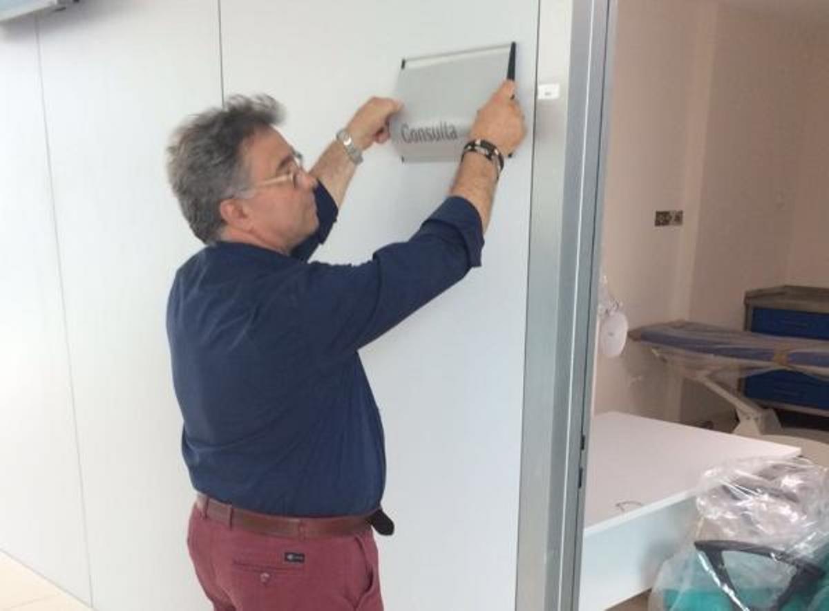 Colocan unos de los rótulos informativos en las instalaciones del Chare del Guadalhorce.