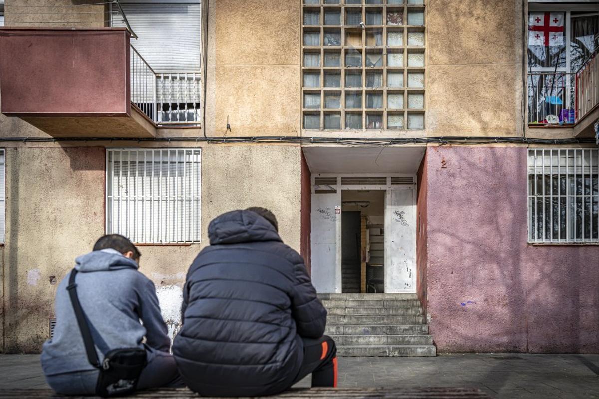 La entrada del bloque situado en el número 2 de la calle Alfons El Magnànim, del Besòs i el Maresme, en Barcelona. La entrada del bloque situado en el número 2 de la calle Alfons El Magnànim, del Besòs i el Maresme, en Barcelona.