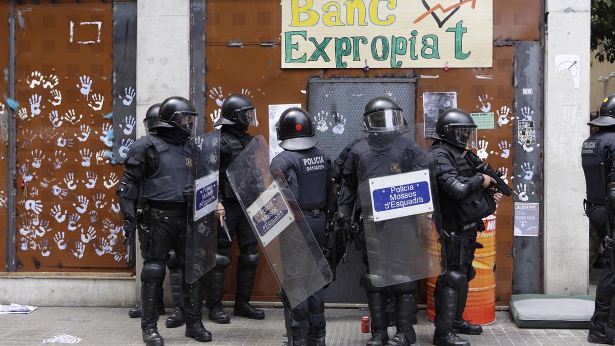 Mossos a las puertas del 'banco expropiado'.