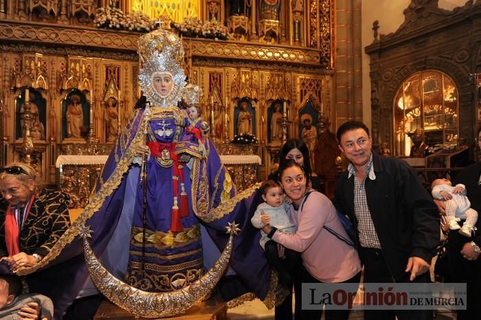 Los niños pasan por el manto de la Fuensanta