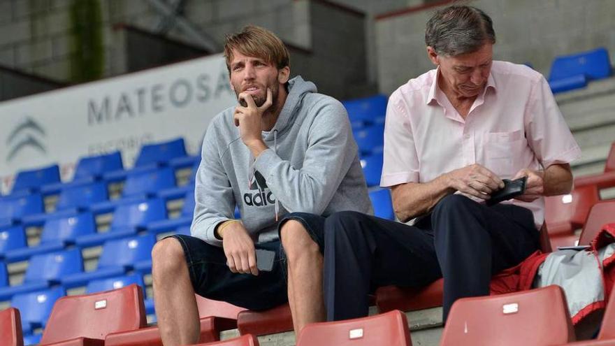 Michu, a la izquierda, junto a su padre, presenciando un encuentro del Langreo en el Nuevo Ganzábal.