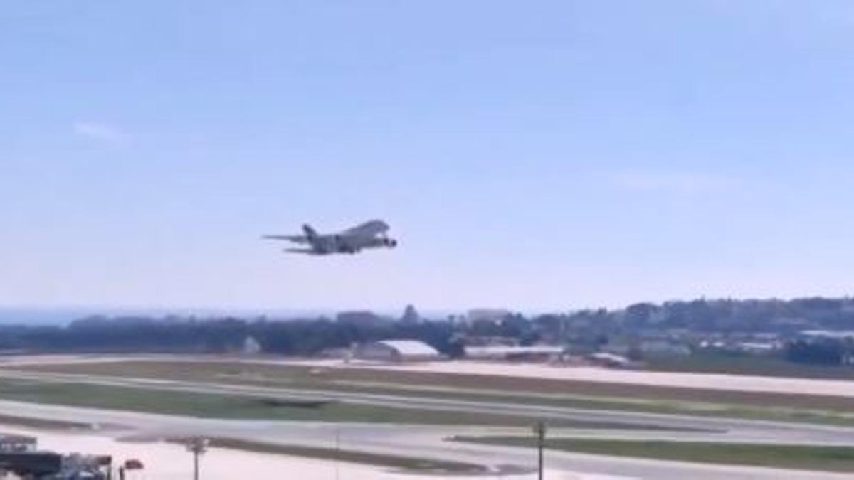 El Airbus 380 hace maniobras en el Aeropuerto de Málaga