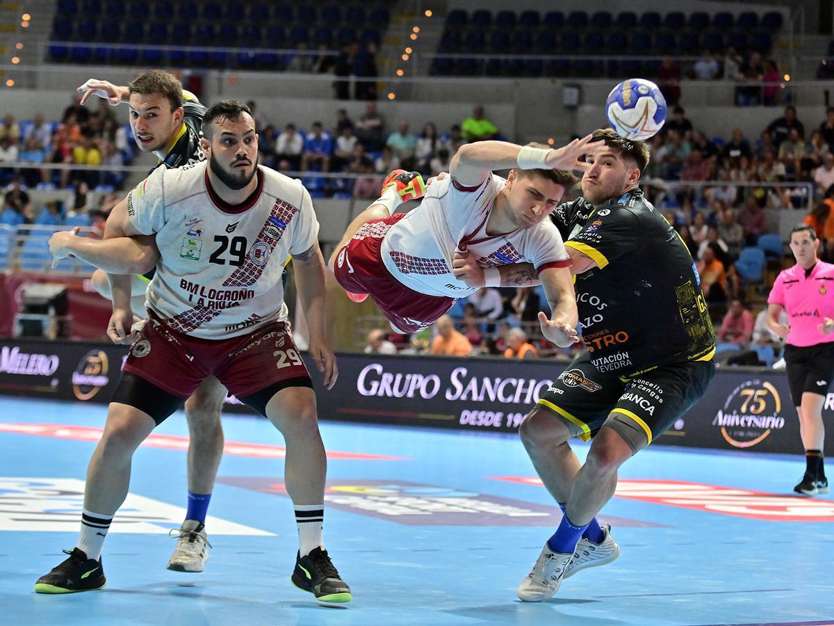 Javi García, a la izquierda, en el duelo de la Final a Ocho de la Copa del Rey de 2023 entre Cangas y Logroño.