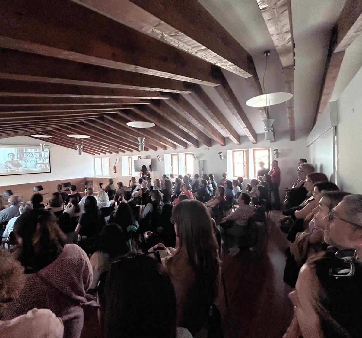 Sa Fàbrica, en Esporles, repleta de gente el día de la inauguración de la exposición.
