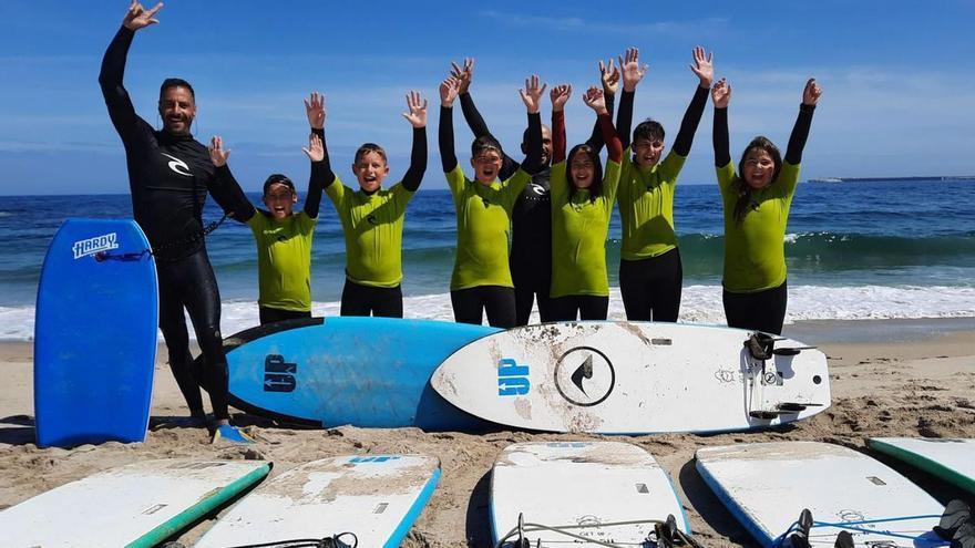 Las olas que enganchan a los surfistas de Arteixo