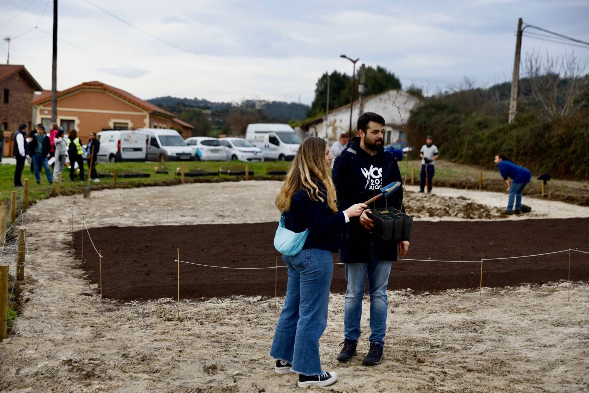 EN IMÁGENES: Un nuevo minibosque en El Lauredal levantada con la ayuda vecinal