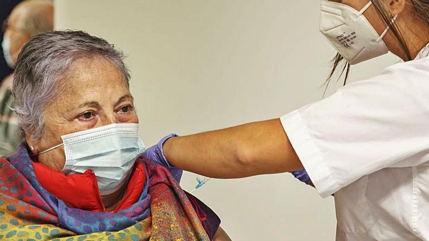 María del Carmen Déniz recibe la segunda dosis de la vacuna de la Covid-19.