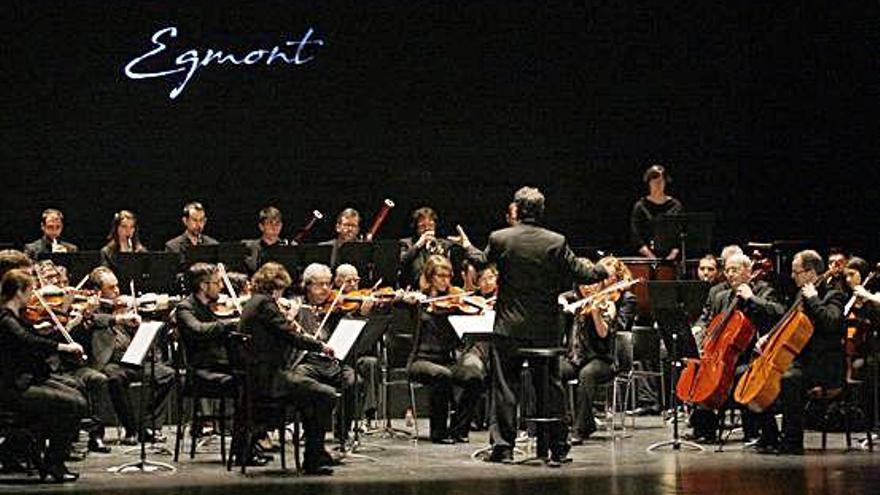 L&#039;orquestra simfònica de Girona, ahir, a l&#039;inici de l&#039;obra «Egmont» al Teatre Municipal.