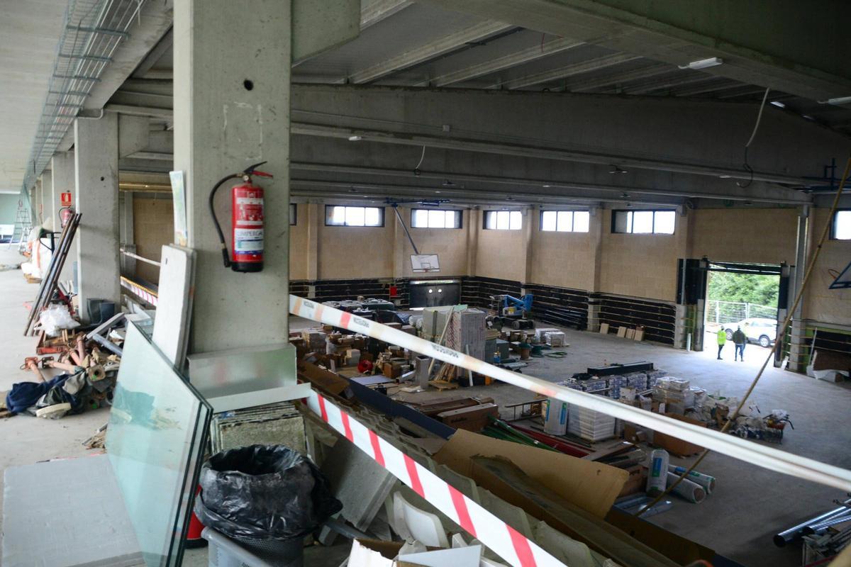 Las obras de rehabilitación del pabellón deportivo de Beluso, durante la jornada de ayer.