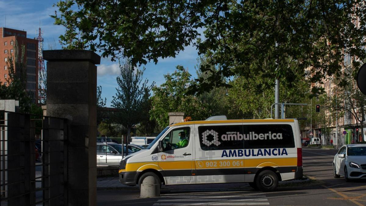 Sigue la última hora del coronavirus en Zamora. En la imagen, personal sanitario en una ambulancia.