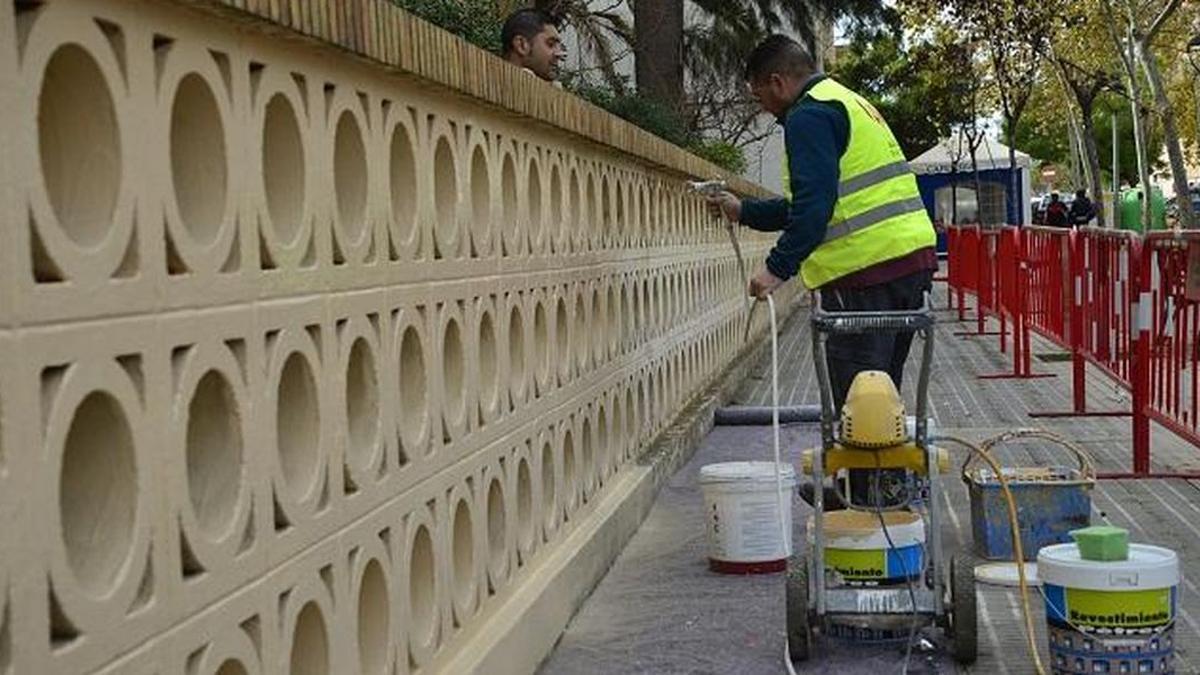Un operario repinta el murete de uno de los colegios públicos de Vila-real, en una foto de archivo.