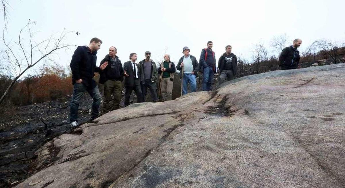 Integrantes del IEM, del gobierno local y vecinos, ayer, en el petroglifo descubierto en Taboexa. // D.P.
