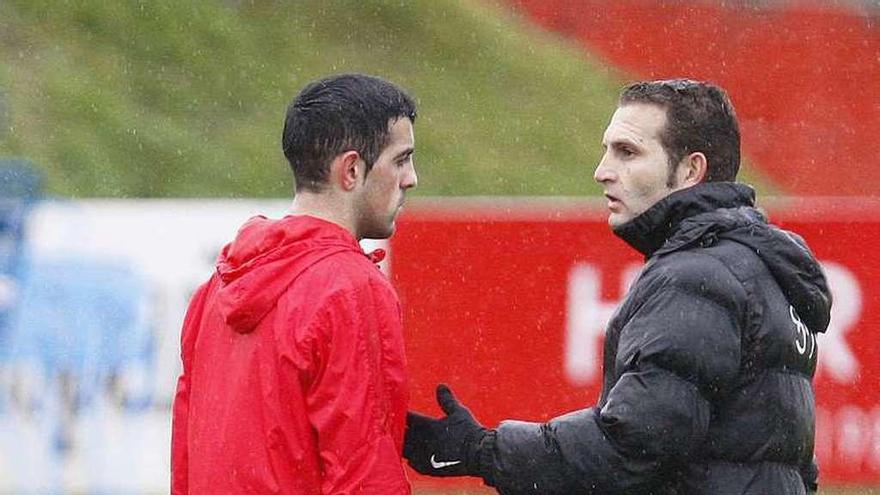 Carlos Castro conversa con Baraja en el entrenamiento de ayer.