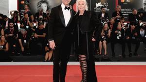 El actor austealiano Hugh Jackman (i), junto a su esposa, Deborra-Lee, en una fotografía de archivo. EFE/Claudio Onorati