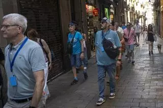 ‘Tours’ piratas y desinformados se saltan los límites a los grupos turísticos en el centro de Barcelona