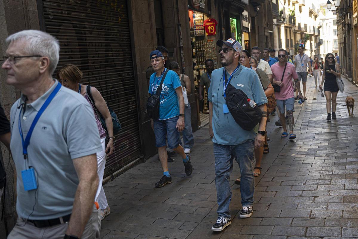 Un grupo guiado de turistas en calles de Ciutat Vella, este verano en Barcelona.