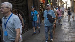 Un grupo guiado de turistas en calles de Ciutat Vella, este verano en Barcelona.