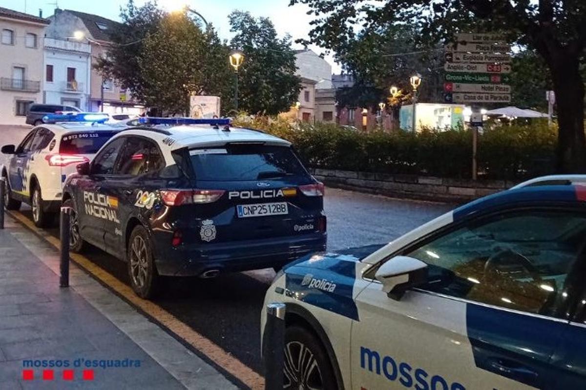 Un moment del dispositiu policial a Santa Coloma de Farners.