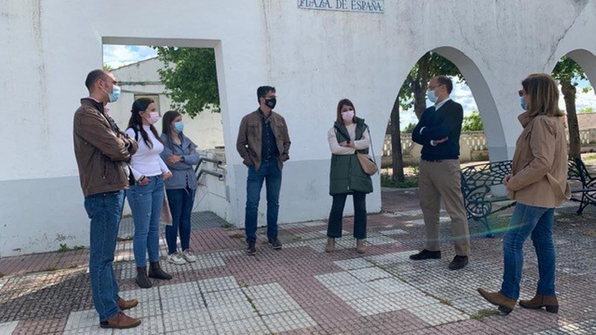 El portavoz del PP, Rafael Mateos, con los vecinos de Rincón de Ballesteros.