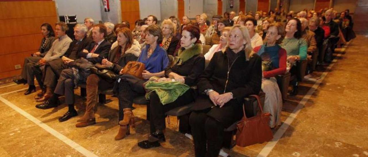 Público asistente a la charla sobre Teresa de Jesús en el auditorio vigués del Areal. // José Lores