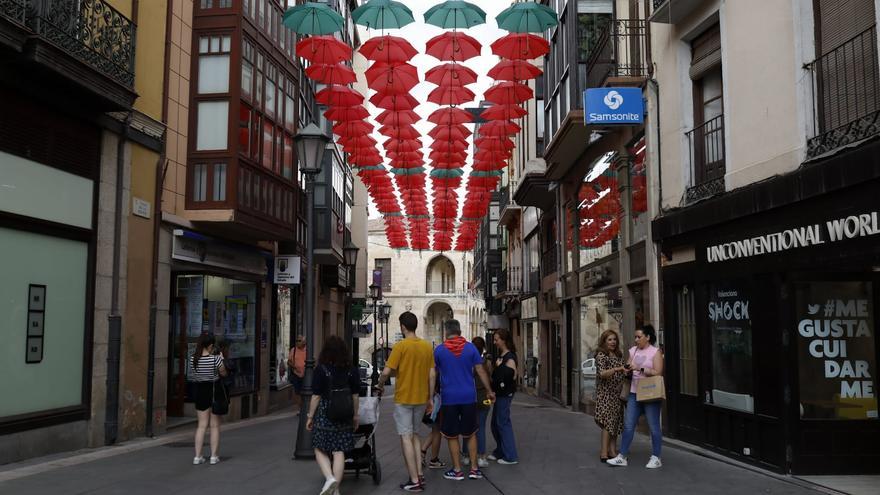 Zamora se prepara para las fiestas de San Pedro: techos de paraguas con los colores de la seña bermeja
